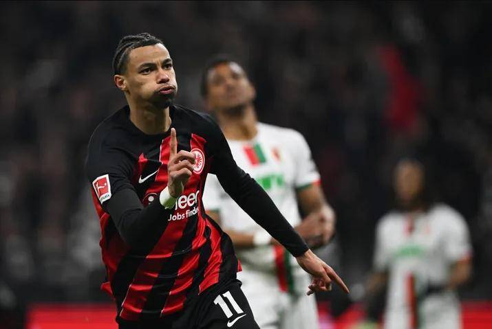 足坛悲喜一夜！切尔西1-2爆冷仍晋级，热刺1-0携手曼联晋级4强